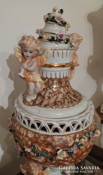 Porcelain vase with lid