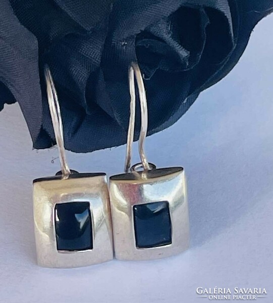 Gold plated silver earrings with onyx stone..
