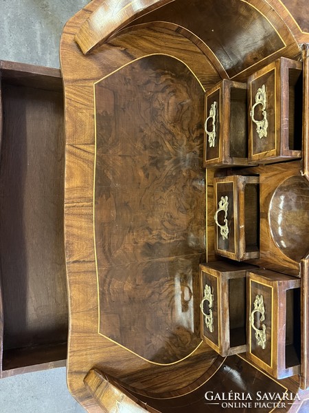 XVI. Lajos stilusú iróasztal, 96 x 47 x 83 cm-es nagyságú. 9039
