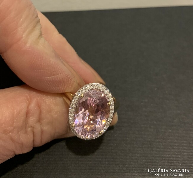 Gold ring with 7.00 Ct kunzite and 0.60 Ct brills. New. With certificate.