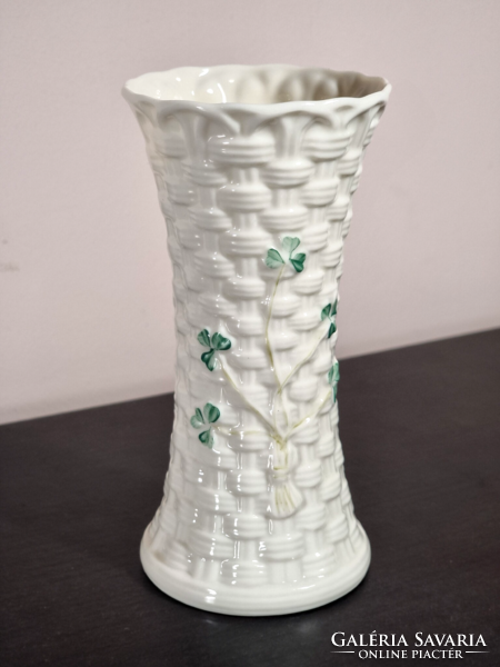 *Belleek 8th Blue Mark  szövött mintás és  zöld lóherés szép Ír porcelán virágváza.(1980-1993)