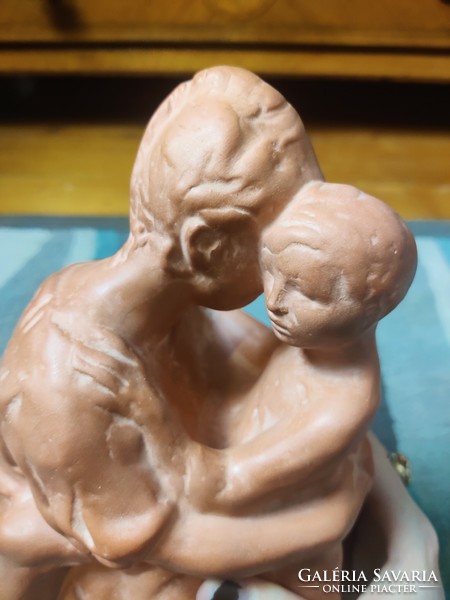 Mother with her child statue