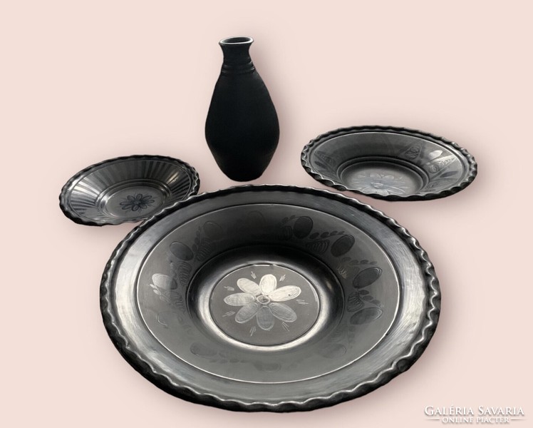 Retro Karcagi fekete kerámiák, 3 falitál és 1 váza, 34,5 cm. a legnagyobb tányér