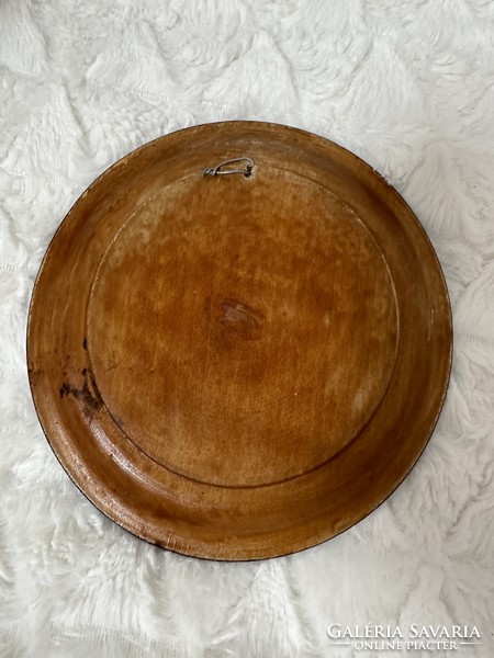 Wall plate with a flower pattern on a wood painted dark blue base