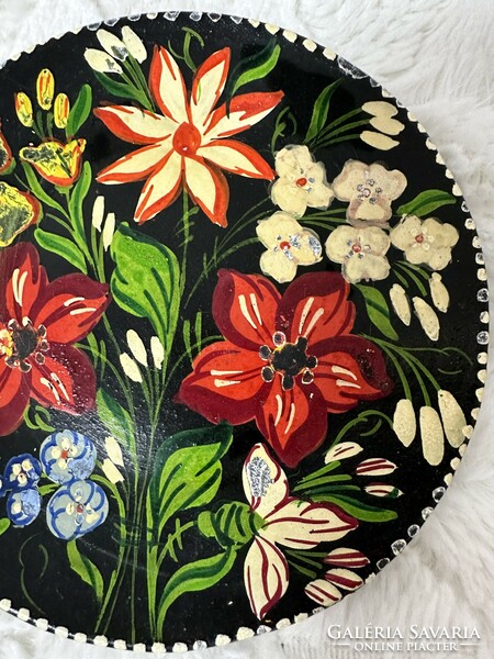 Wall plate with floral pattern