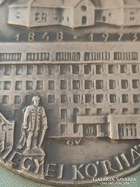 Zalaegerszeg ezüstözött bronz plakett  Csúcs Viktória szignóval 1973-ból saját dobozában 7 cm