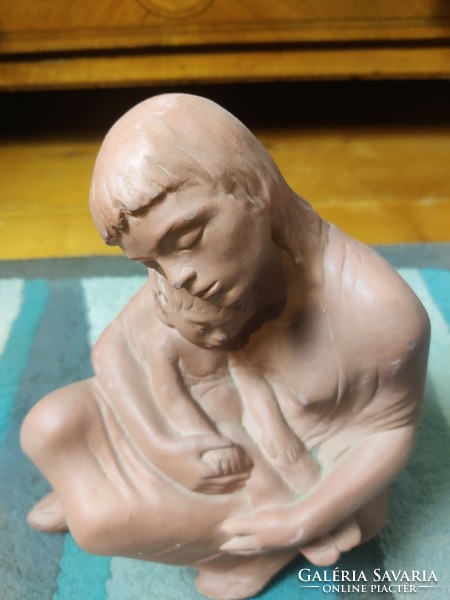 Mother with her child statue