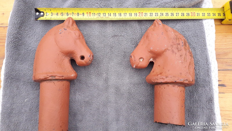 2 pieces of old cast iron horse head fence ornament, nearly 5 kg.