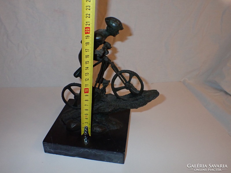 A biciklista............. bronz szobor