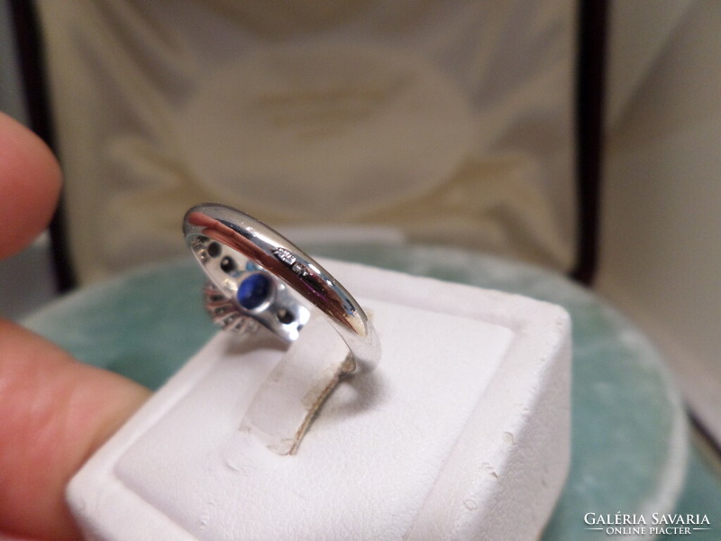 Fehér arany gyűrű gyönyörű színű kék zafírral és brillekkel