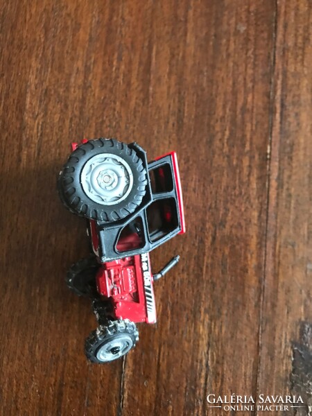 Matchbox tractor. In preserved condition. Size: 6x3.5 cm