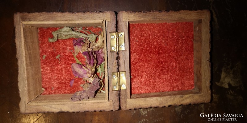 Keményfából faragott antik ékszer dobozka, belül piros bársony béléssel
