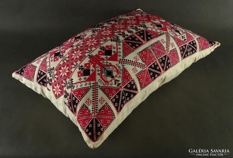 1Q757 embroidered red-black cross stitch decorative pillow 40 x 62 cm