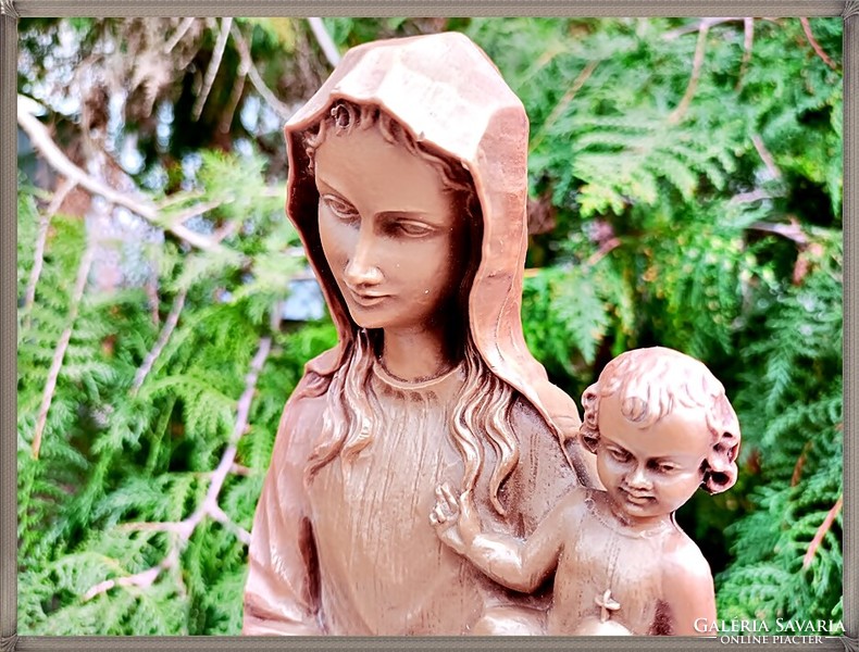 Tömör keményfa talapzaton, csodás, festett, nagyméretű műgyanta Szűz Mária a kis Jézussal szobor.