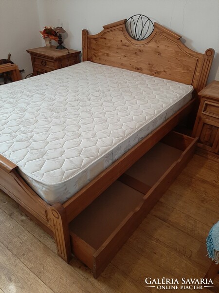 Double bed rustic pine/alder stain