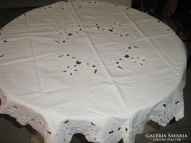 Beautiful risellet round tablecloth centerpiece