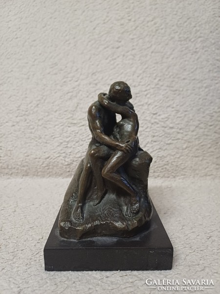 A copy of Rodin's sculpture The Kiss