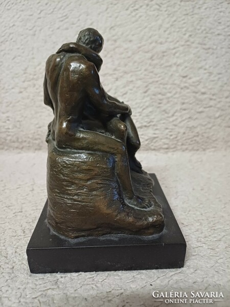 A copy of Rodin's sculpture The Kiss