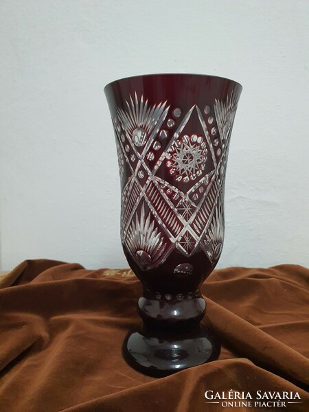 Rubin-bordó színű kristály váza.