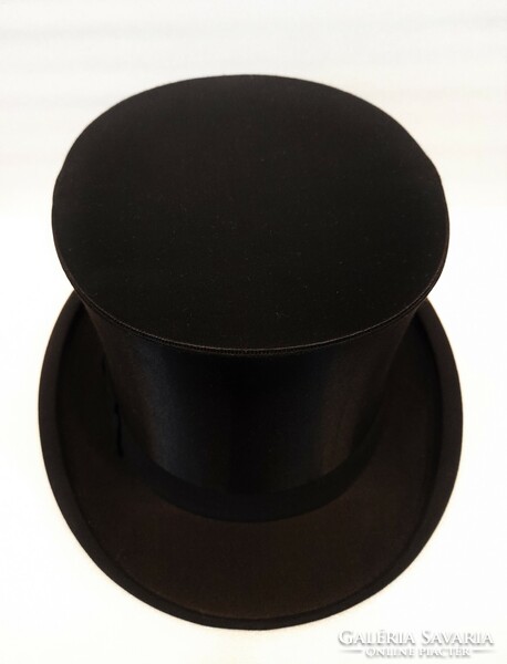 Top hat in excellent condition in box