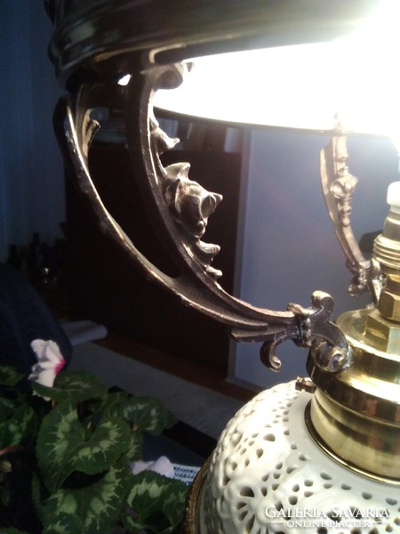 Régi elektromos asztali lámpa bordó porcelán testtel fehér áttört mintával, réz szerelékkel.