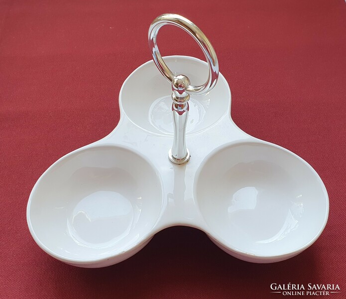 White porcelain center table for guests