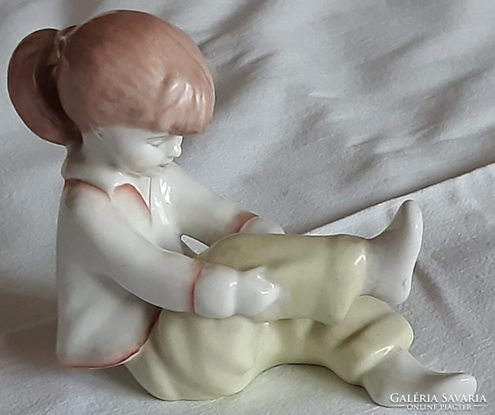 Aquincumi porcelán kislány figura