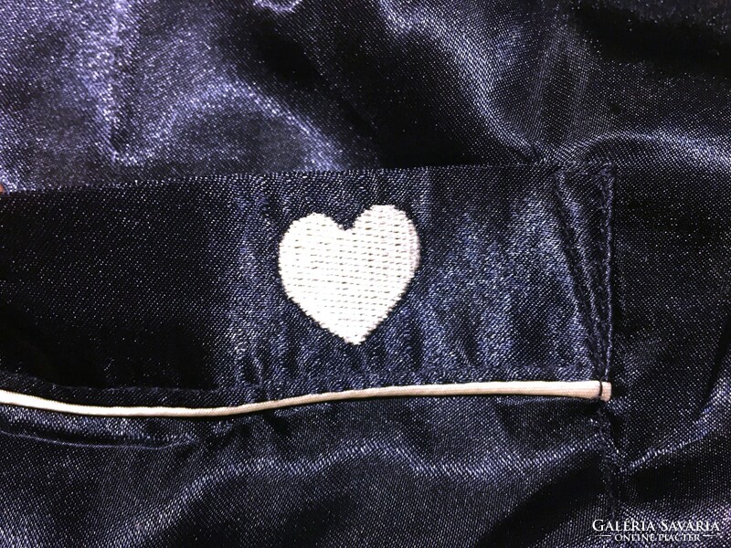 ÚJ címkés luxus szatén selyem hatású női pizsama ezüst szív mintás navy blue  két részes L