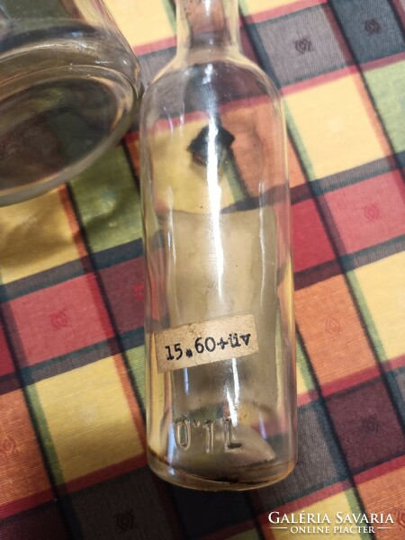 Két régi címkés üvegpalack egyben