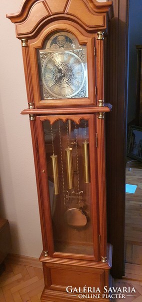Standing clock, in good condition