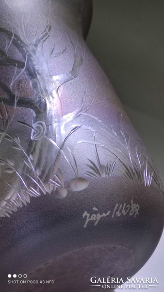 Szemet gyönyörködtető csiszolt üveg váza - jelzett üvegművész általi értékes kézi munka