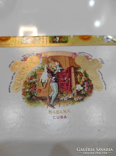 Original Cuban cigar 'romeo and juliet churchills' 25 strings in original box of 25 pieces.