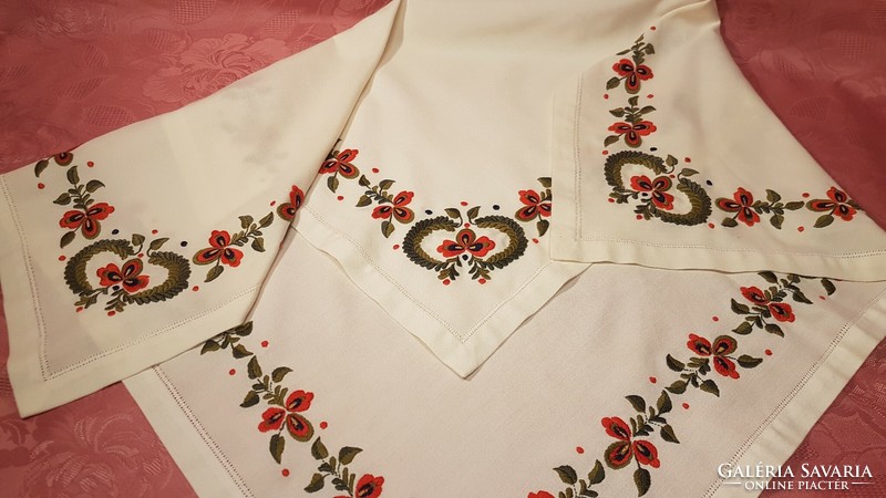 Beautiful hand-embroidered tablecloth from mom, 80 cm x 80 cm