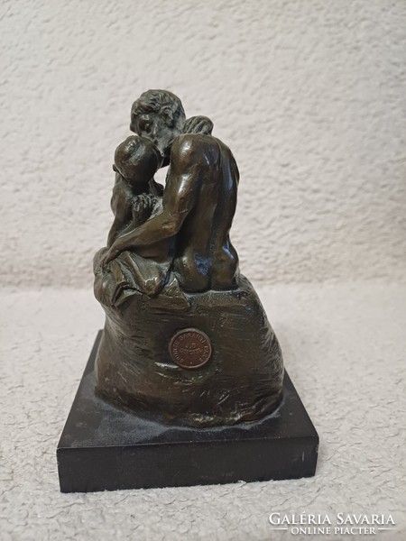 Rodin Csók című szobrának másolata