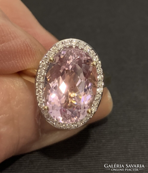 Gold ring with 7.00 Ct kunzite and 0.60 Ct brills. New. With certificate.