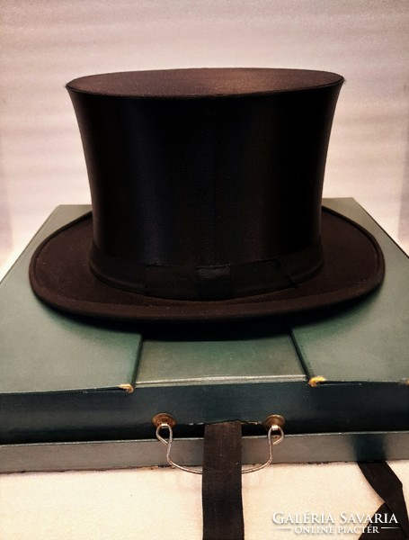 Top hat in excellent condition in box