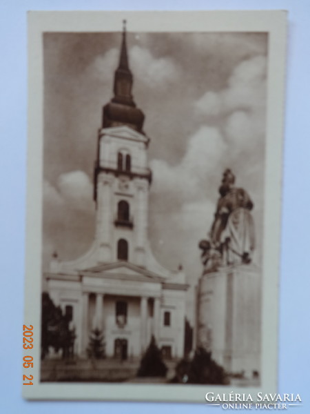 Old postage-paid postcard: peaceful, ref. Church with the statue of the heroes