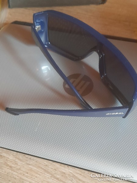 I am offering for sale a new, excellent condition, scratch-free diesel sunglasses, with original case