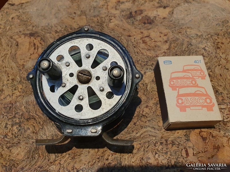 Retro storage fishing reel in good working condition