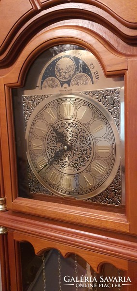 Standing clock, in good condition