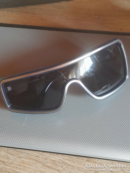 Eladásra kínálok egy újszerű,  kiváló állapotú, karcmentes Diesel napszemüveget, eredeti tokjával eg