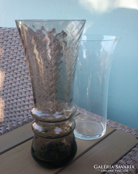 Vintage füstszínű üveg váza, 24 cm﻿, feltűnő szín, forma, design
