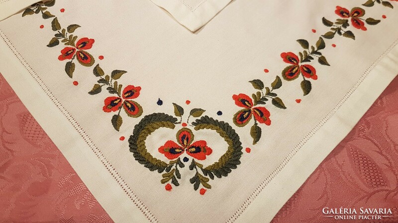 Beautiful hand-embroidered tablecloth from mom, 80 cm x 80 cm