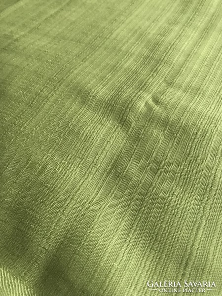 Thai selyem stóla kiwizöld színben, 180 x 70 cm