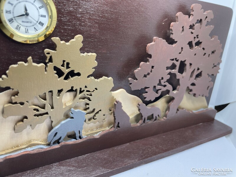 Wolves into the night table clock