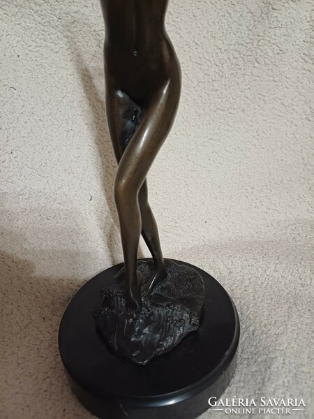 Bronze statue of a female nude, approx. 25 cm high, there are hairline cracks on the pedestal.