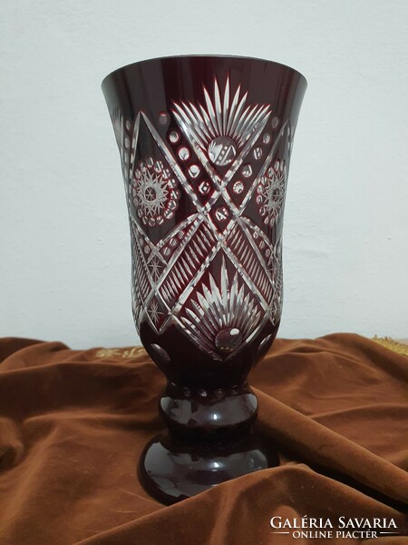 Rubin-bordó színű kristály váza.