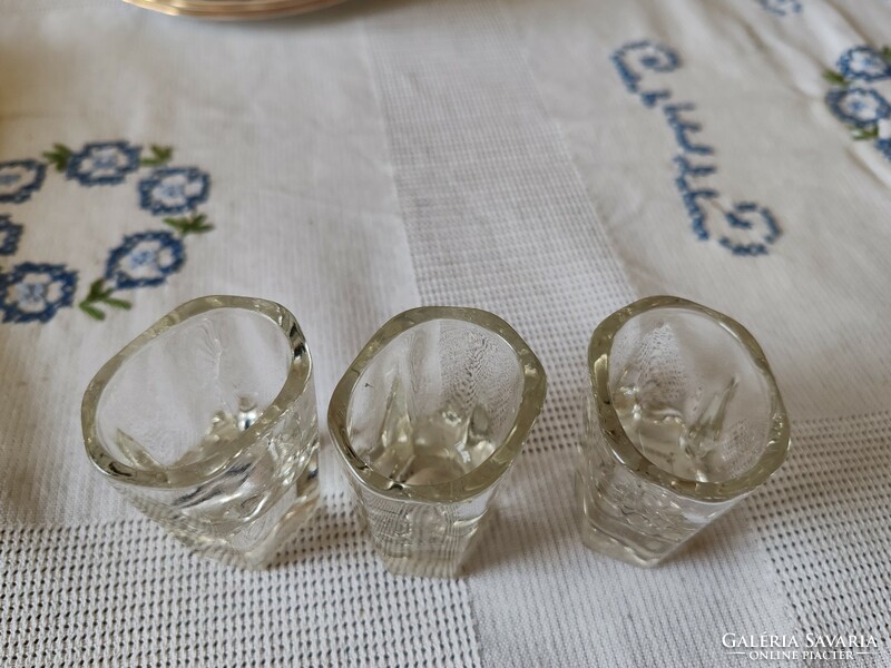 3 Art Deco liqueur glasses. In perfect condition