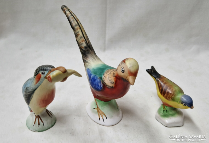 Beautifully painted ceramic birds from Bodrogkeresztúr are sold together in perfect condition