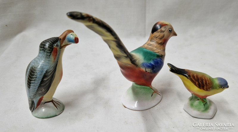Beautifully painted ceramic birds from Bodrogkeresztúr are sold together in perfect condition